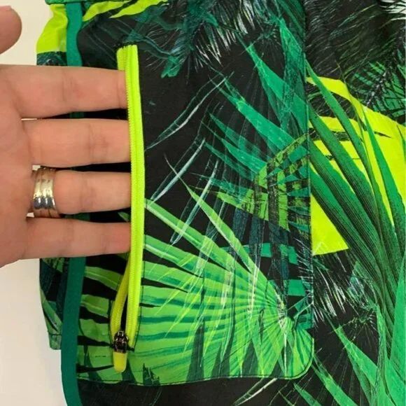 Fabletics woman’s palm shorts. New condition. Size medium. With pockets/zippered - Picture 3 of 8